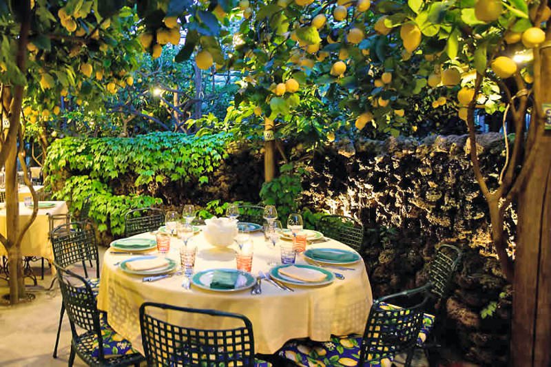 Im Risorante Da Paolino kann man wunderschön unter Zitronenbäumen speisen.