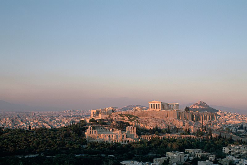 Die Akropolis kront über Athen.