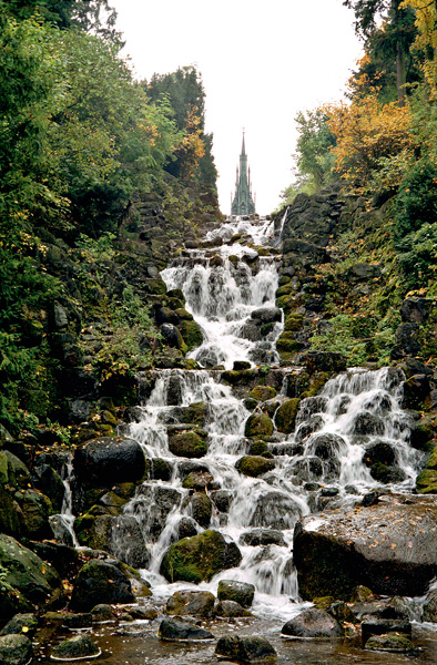 Der idyllische Wasserfall im Viktoria Park in Berlin.