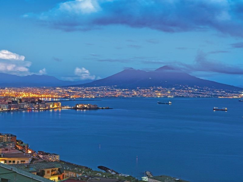 Best view of the gulf of Naples by night | Verwendung weltweit