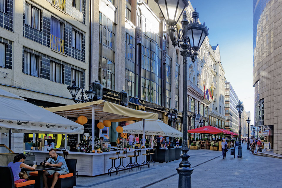 shopping street dea k ferenc u in budapest hungary dpa - FACES.ch