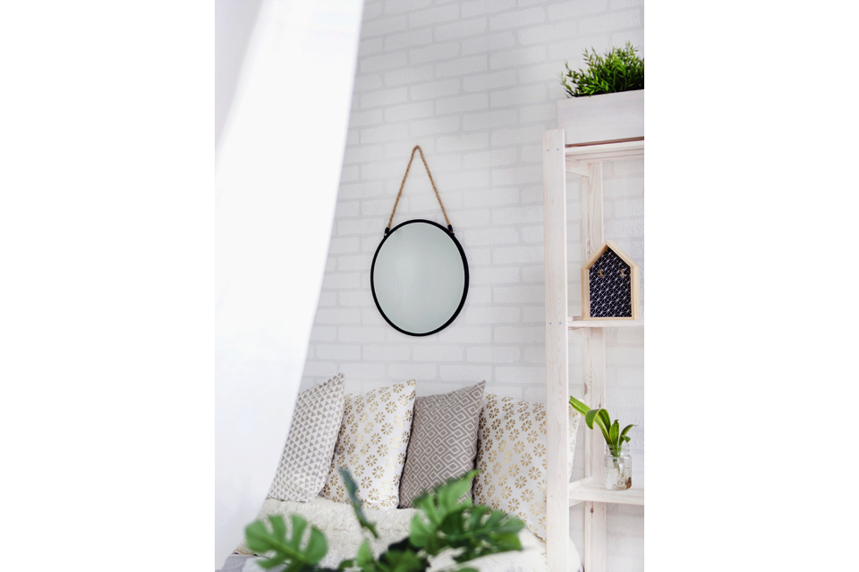 cachet pexels round black framed mirror on the wall 905198 - FACES.ch