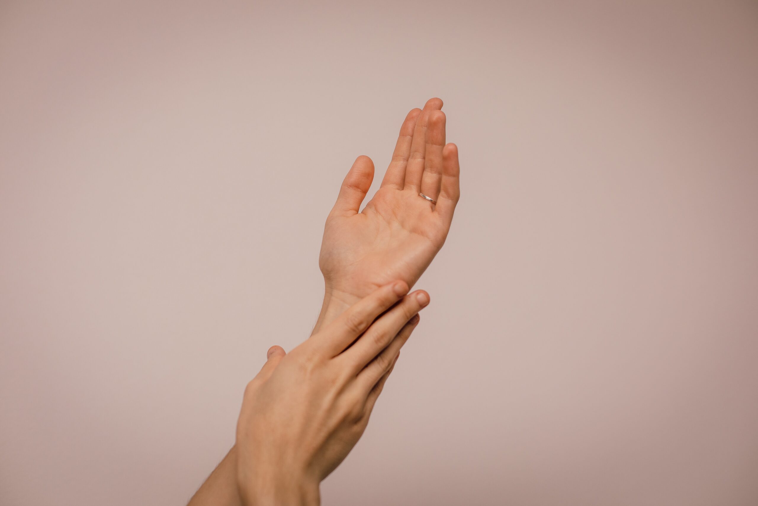 person touching hand 1242349 1 scaled - FACES.ch