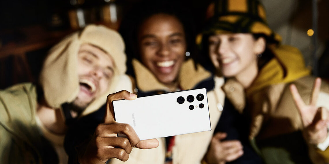 Samsung lifestyle galaxys22ultra phantomwhite