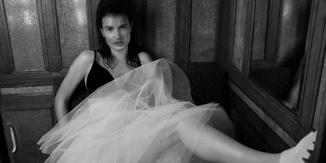 Editorial: Viktoria by Daniela Meise