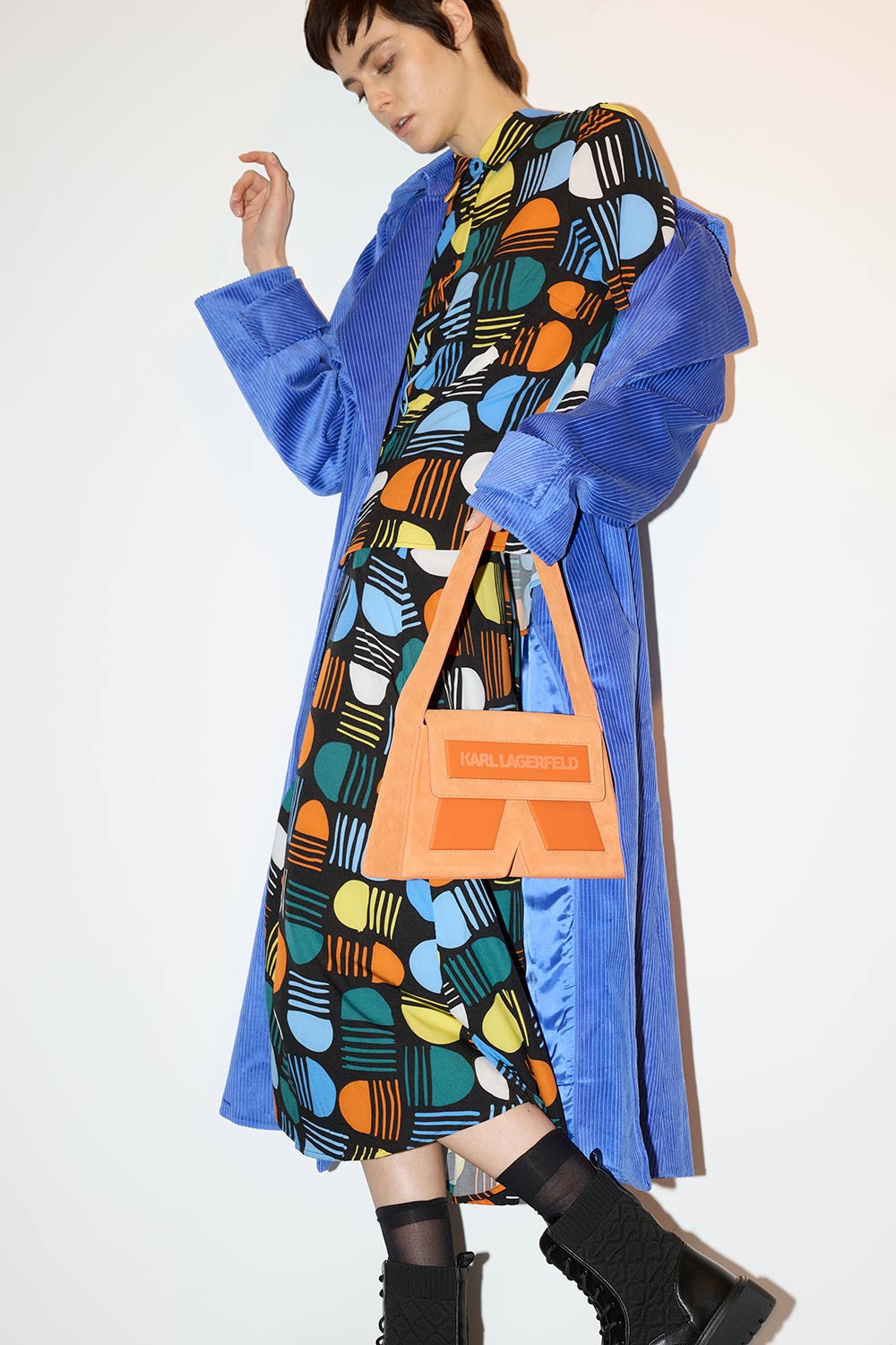 Mantel von COS. Bluse & Rock von TRAFFIC PEOPLE. Stiefel von ASOS. Tasche von KARL LAGERFELD.
Model: Natalia Napieralska