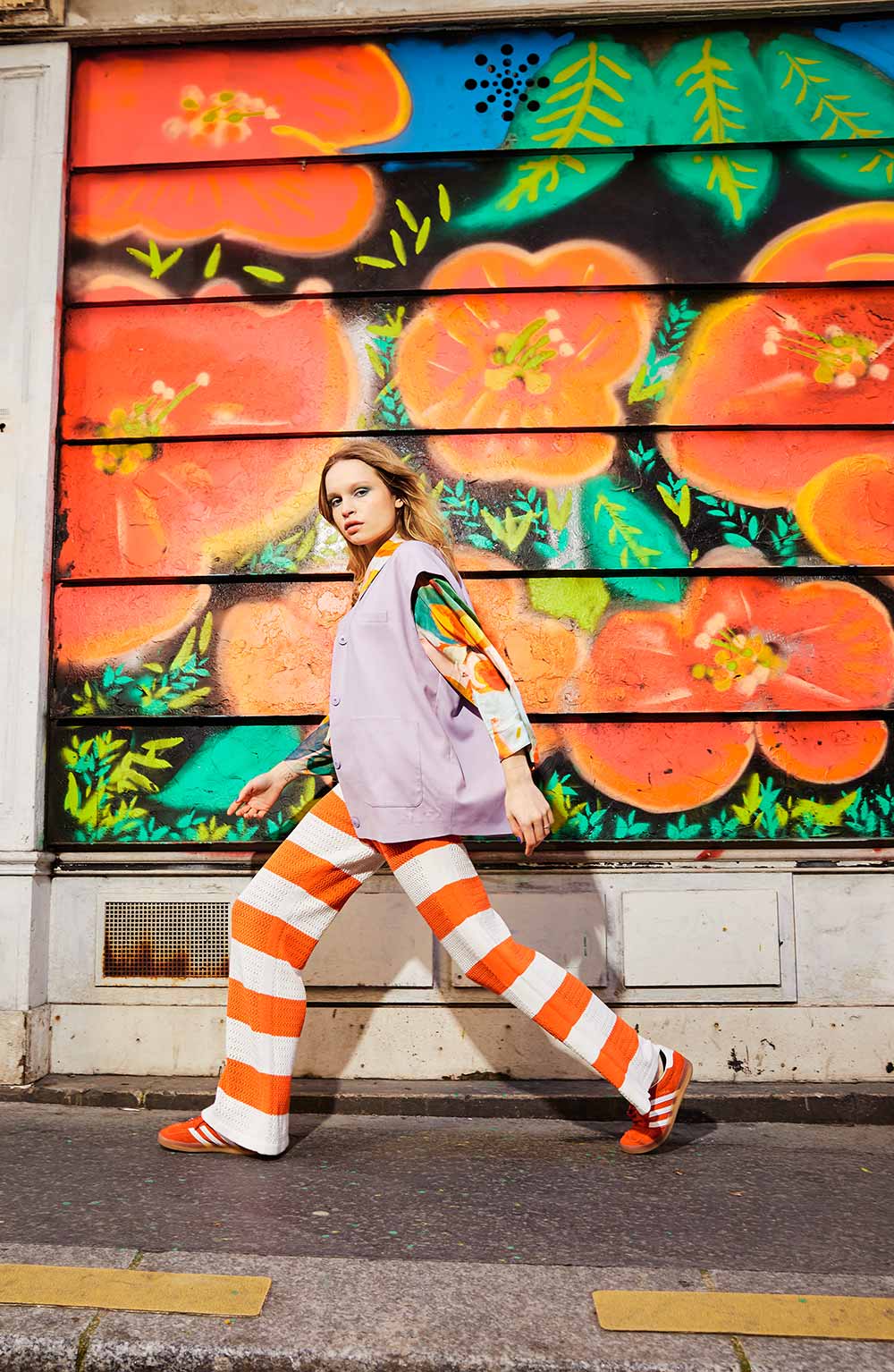 Jacke von AMERICAN VINTAGE. Shirt von ROMUALDA. Hose von SONIA RYKIEL. Sneakers von ADIDAS.