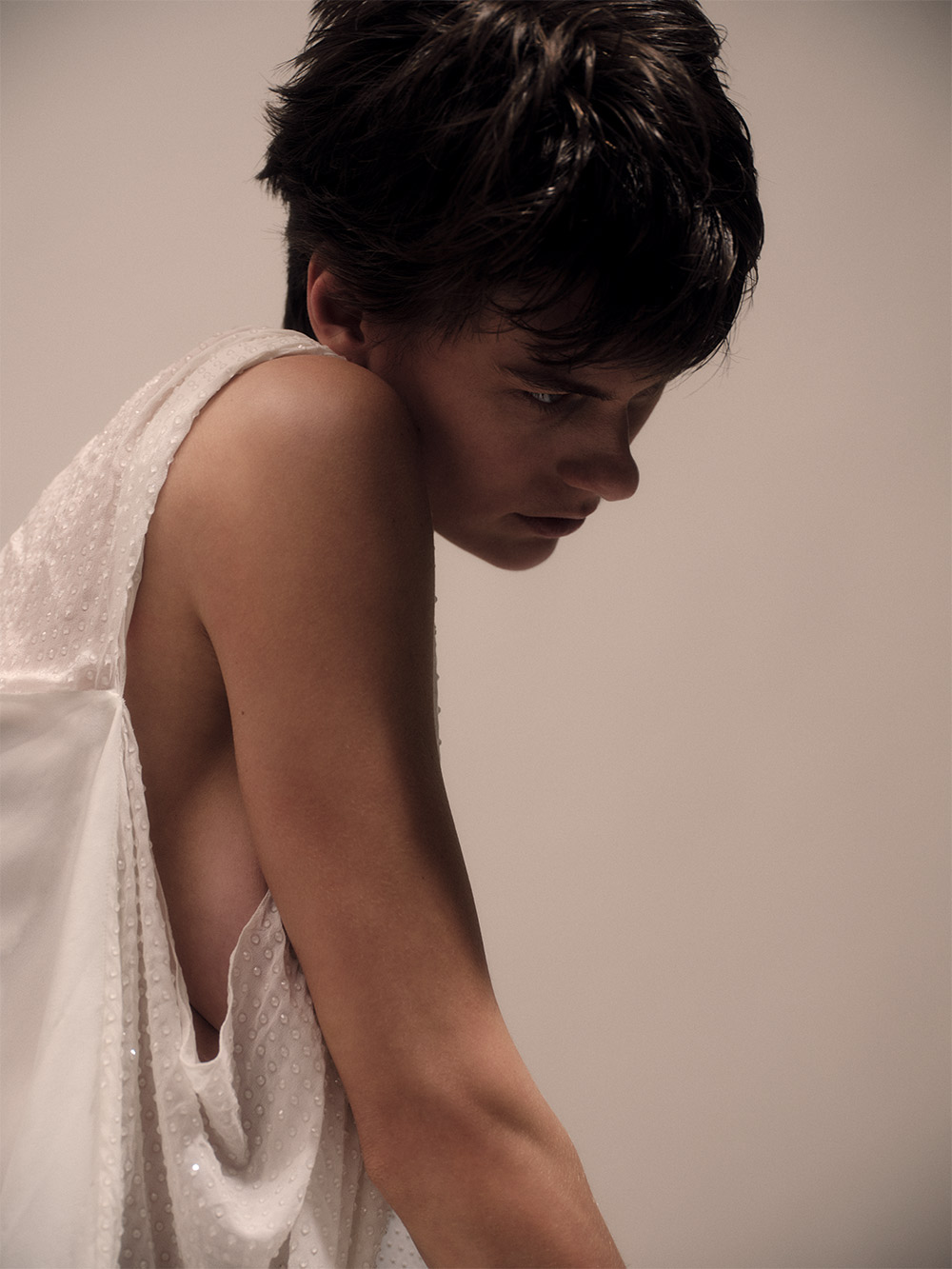 Foto von Marco Tunz. Kleid von FERRAGAMO.