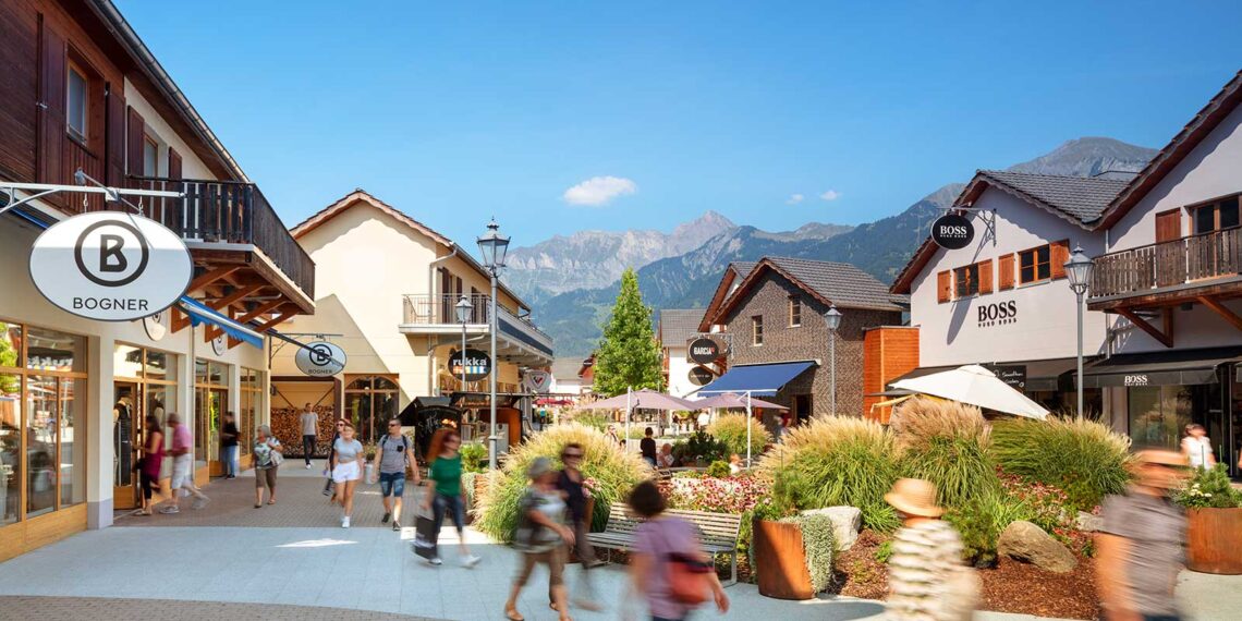 Lynn Grütter und Solveig Bethke shoppen mit FACES im Landquart Fashion Outlet