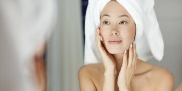 Frau behandelt sich mit Retinol-Creme