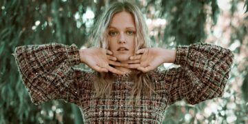 Light as a feather by Ava Pivot