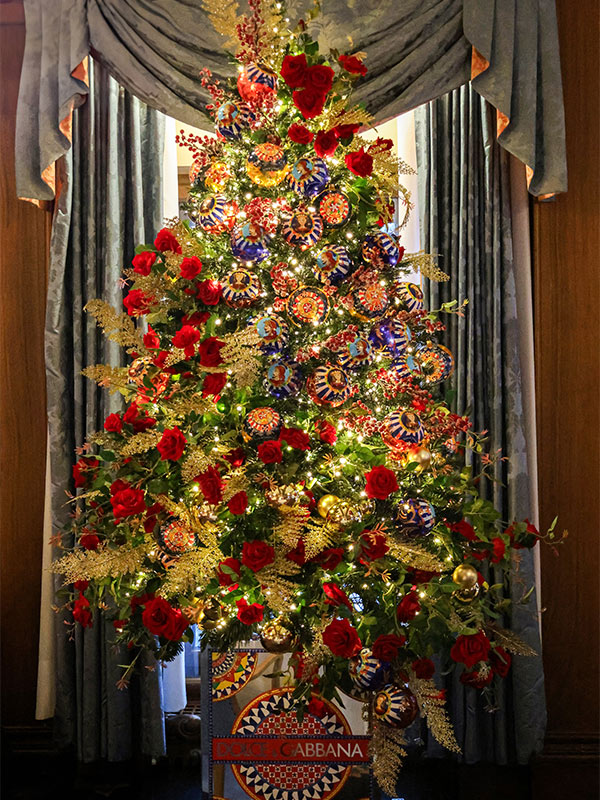 Christmas Auction Tree im Badrutt’s Palace in St. Moritz