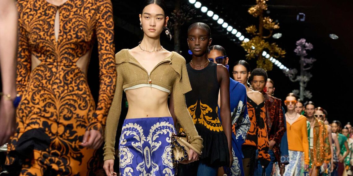 Etro Frühling-Sommer 2025 Kollektion: Schau dir die feinen Prints genauer an