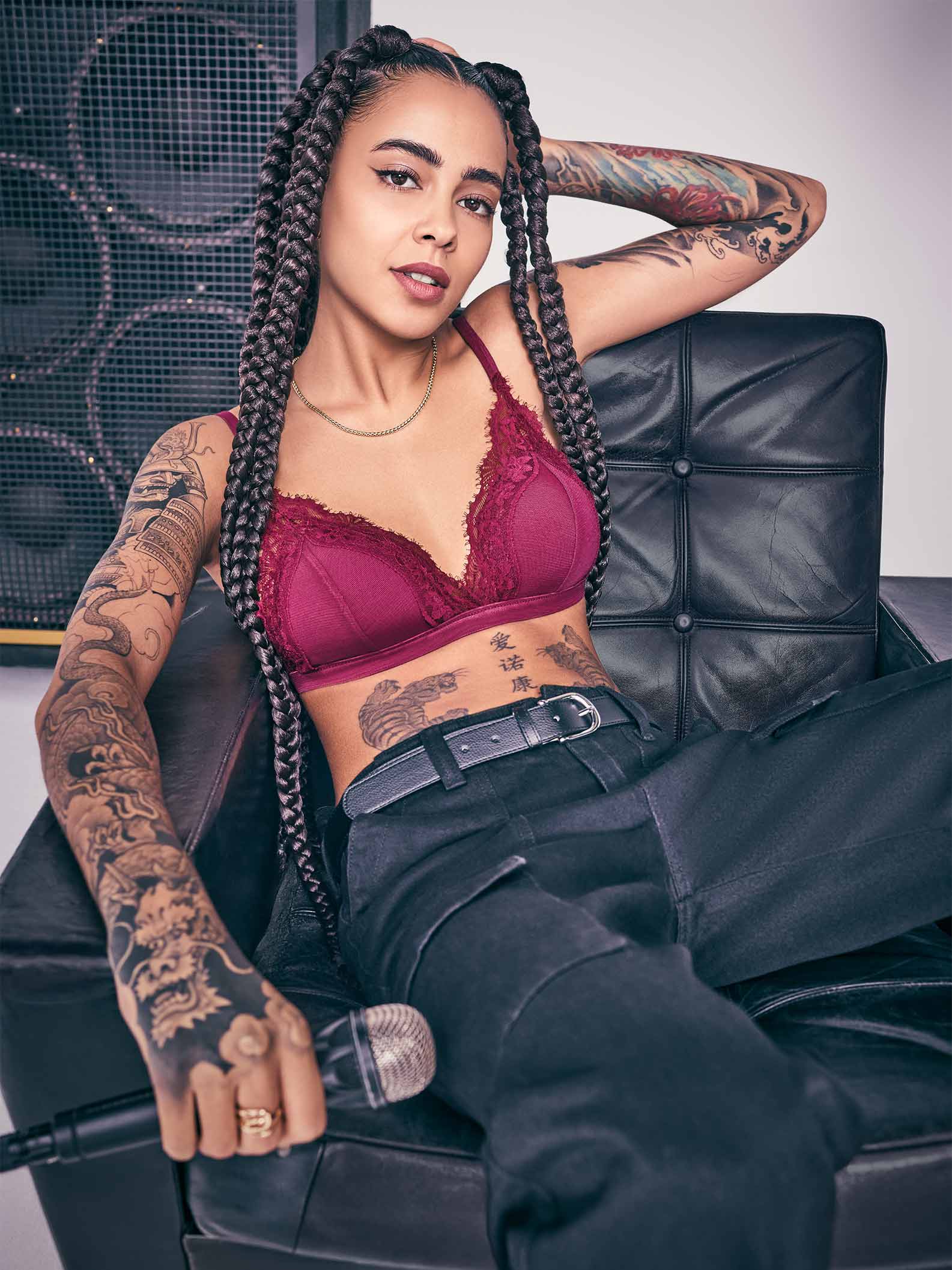 Naomi Lareine modelt für TEZENIS und spricht mit uns über Liebe & Red Flags