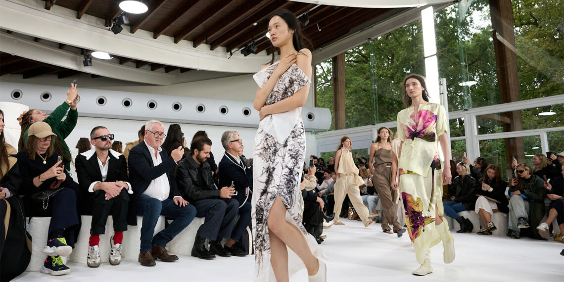 Issey Miyake Frühling/Sommer 2025: Fließende Eleganz und die kraftvolle Weiblichkeit 