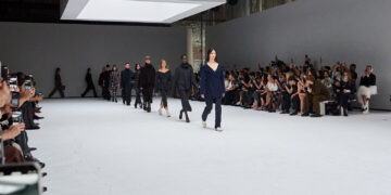 Cos zeigt die neue Kollektion an der New York Fashion Week