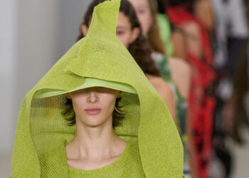 Issey Miyake SS26 – Wenn Stoff eine Stimme bekommt